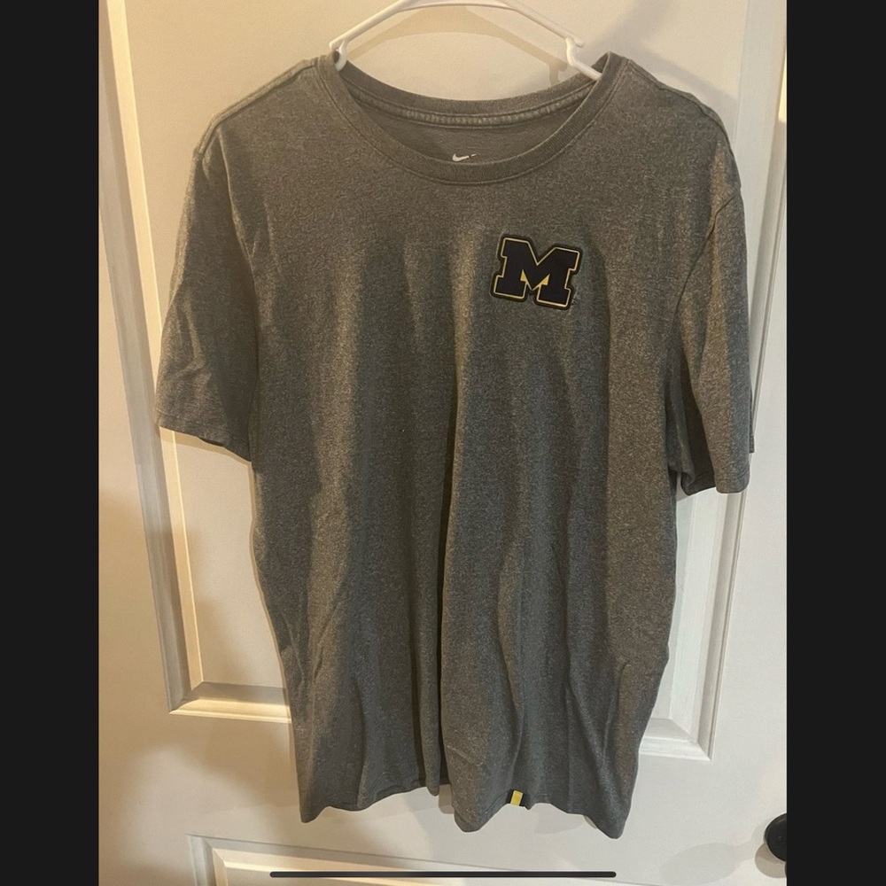 Nike Heather Gray Men's Tee with Black and Yellow Logo